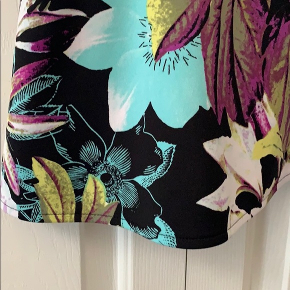 Size medium floral tank with button back - Picture 3 of 5